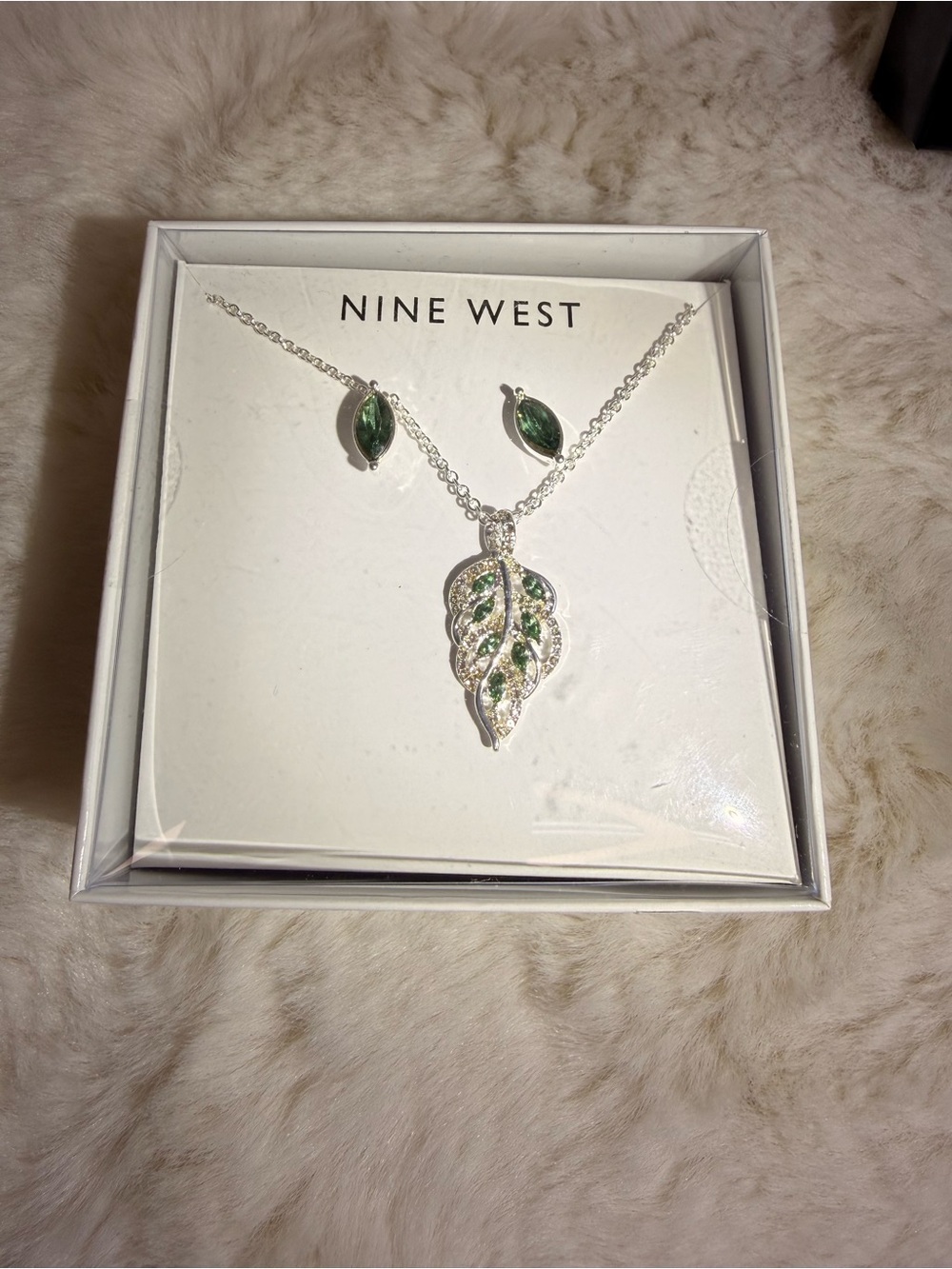 NIB Nine West Leaf Necklace And Pierced Earrings Set Emerald Green Silver Tone